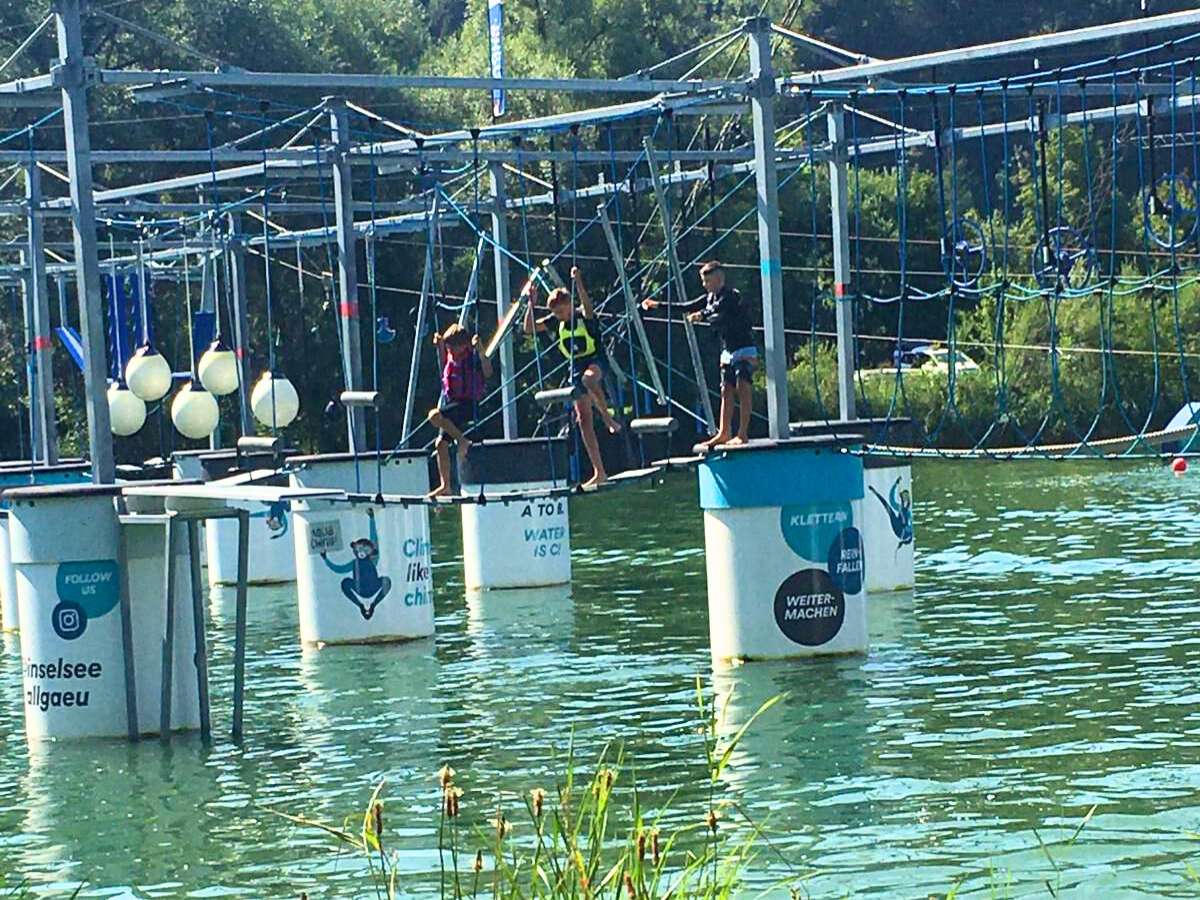 Jugendlicher Kletterspaß im Aquachimp