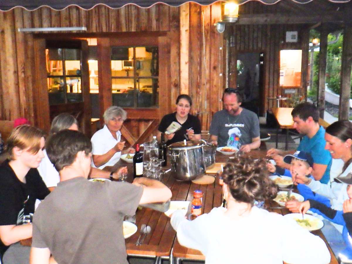 Gemeinschaftliches Essen beim Europe Training am Rottachsee